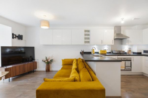 Pristine house near Dartford Station with Free Parking and Study